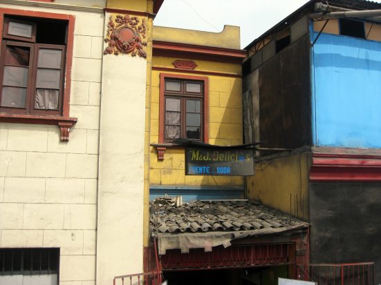 Random facade we passed in Barranco. 